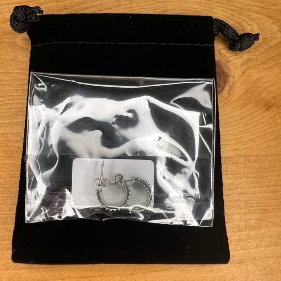 NWT Macy’s Half Hoop Earrings Emerald Green with Black Dust Cover - Picture 5 of 8